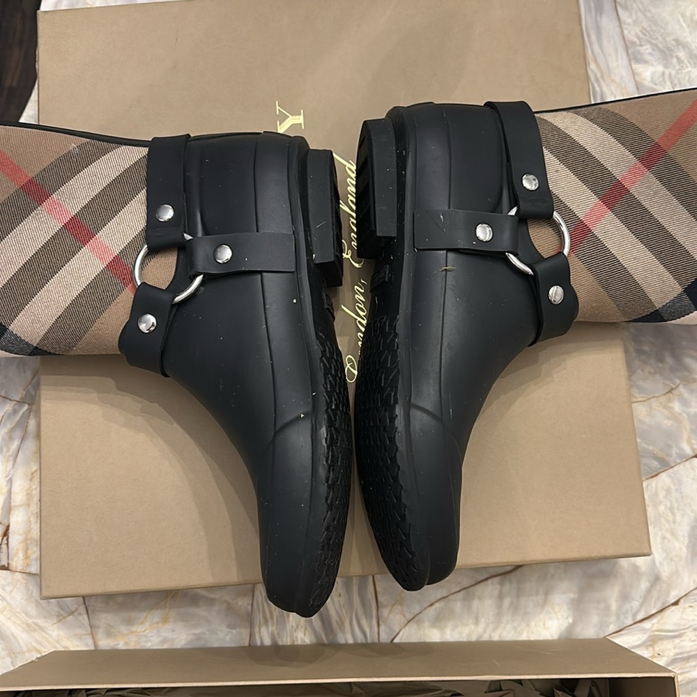 Burberry stripped rain boot size 37